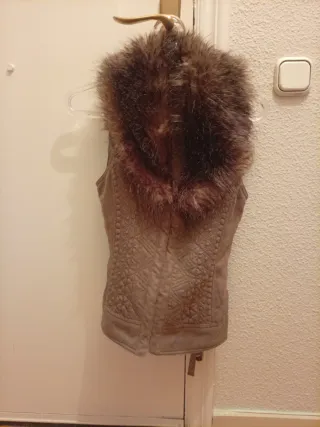 Chaleco beige con cuello de pelo.