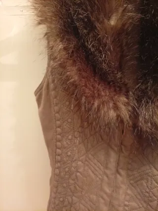 Chaleco beige con cuello de pelo.