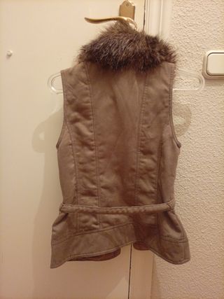 Chaleco beige con cuello de pelo.
