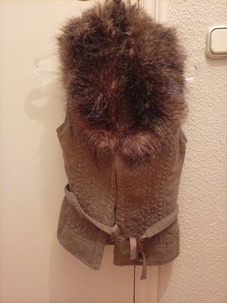 Chaleco beige con cuello de pelo.