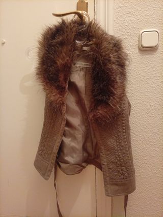 Chaleco beige con cuello de pelo.