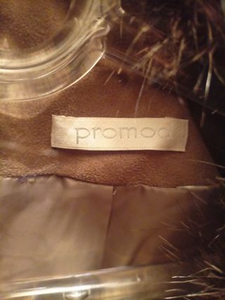 Chaleco beige con cuello de pelo.