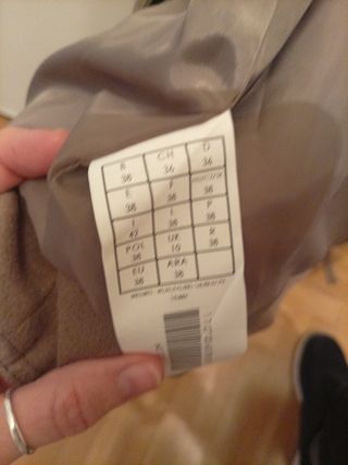 Chaleco beige con cuello de pelo.