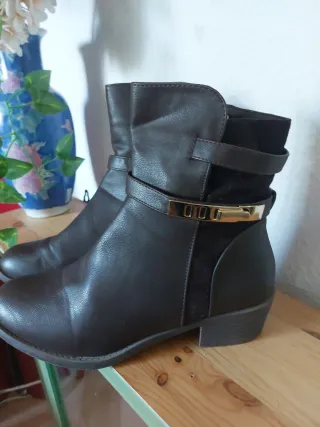 Botas marrones con hebilla dorada