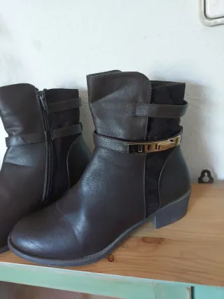 Botas marrones con hebilla dorada