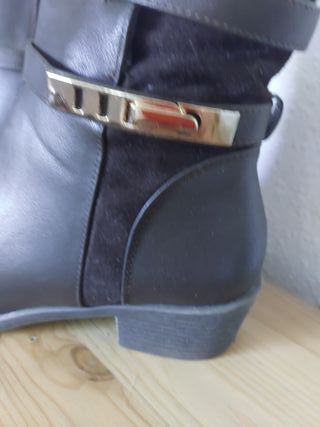 Botas marrones con hebilla dorada