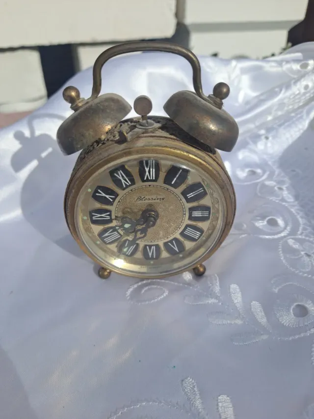 Despertador antiguo Blessing para restaurar