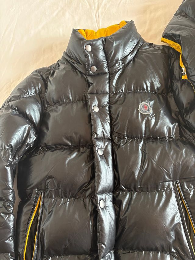 Abrigo Moncler Negro Brillante Interior Amarillo