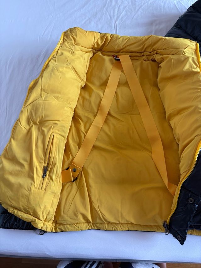 Abrigo Moncler Negro Brillante Interior Amarillo