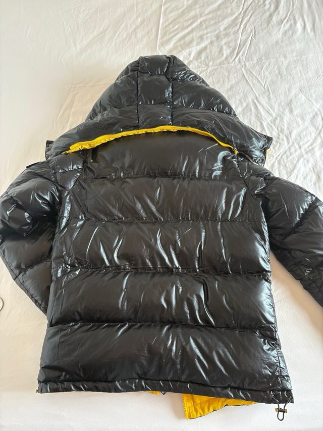 Abrigo Moncler Negro Brillante Interior Amarillo