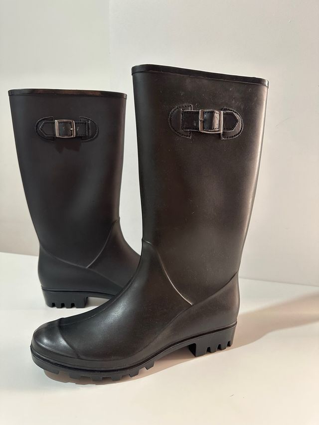 Botas de agua negras mate con hebilla. T. 40