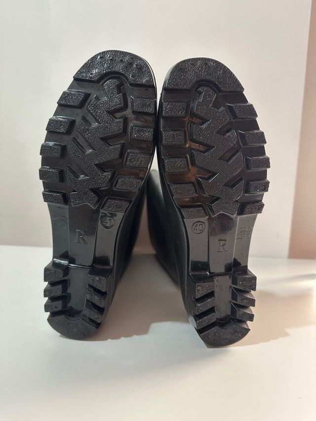 Botas de agua negras mate con hebilla. T. 40