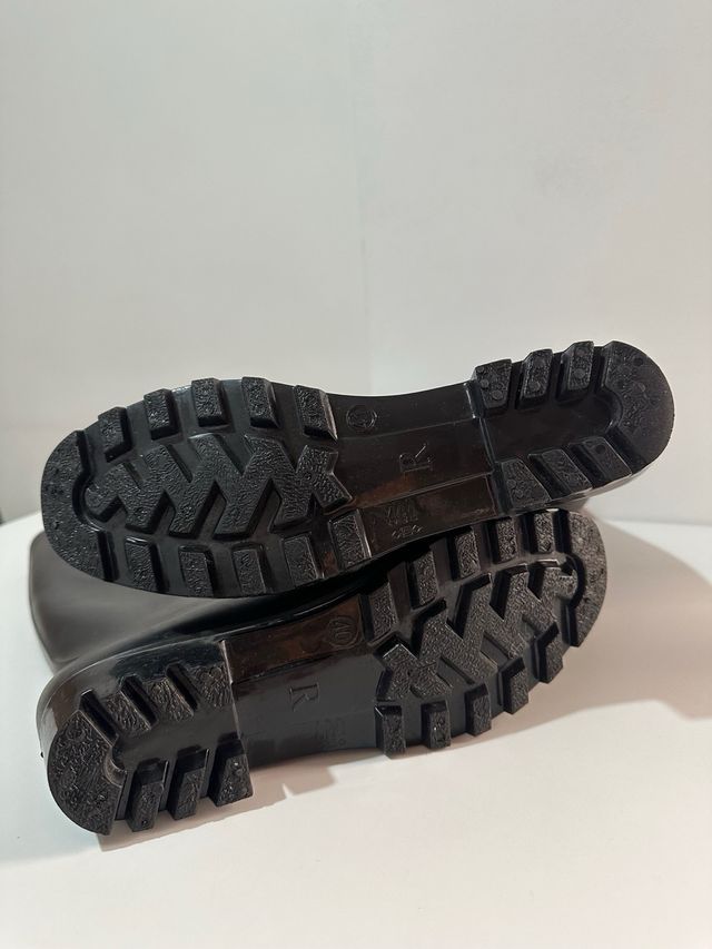 Botas de agua negras mate con hebilla. T. 40