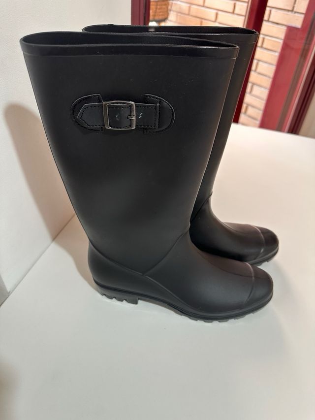 Botas de agua negras mate con hebilla. T. 40
