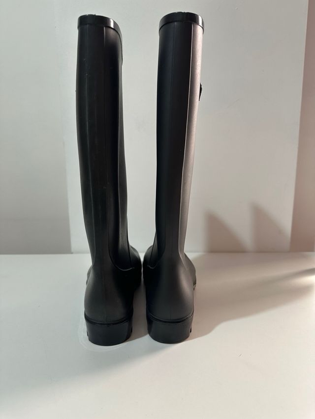 Botas de agua negras mate con hebilla. T. 40