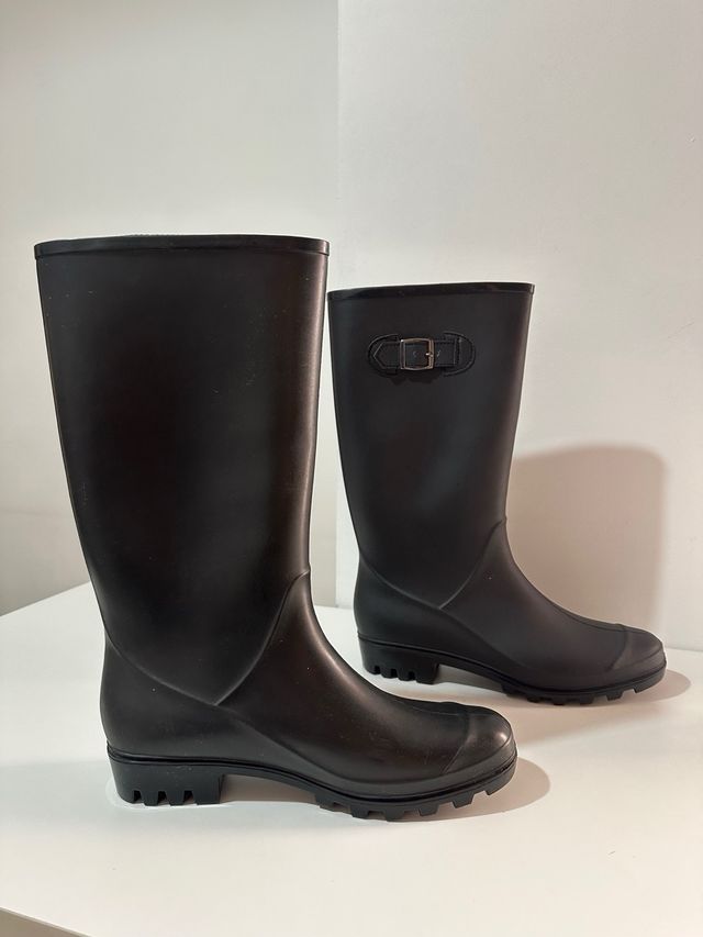 Botas de agua negras mate con hebilla. T. 40