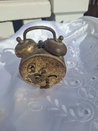 Despertador antiguo Forestville para restaurar