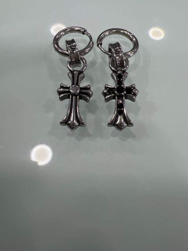 Orecchini in acciaio con croce in argento nero