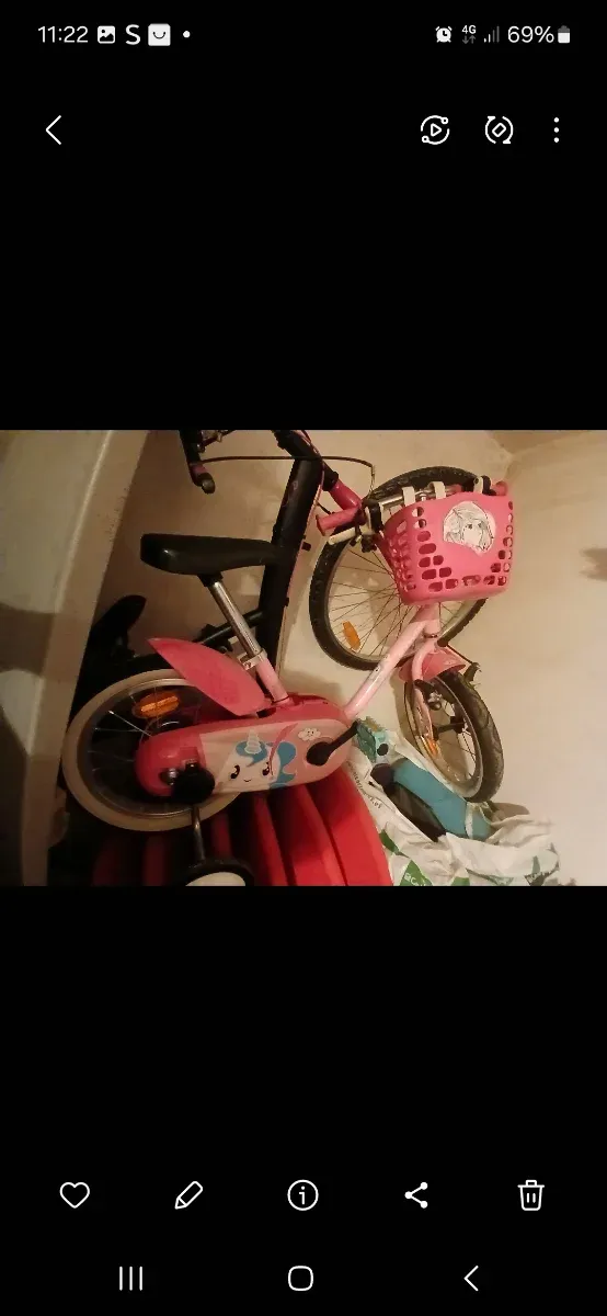 Bicicleta infantil rosa con cesta