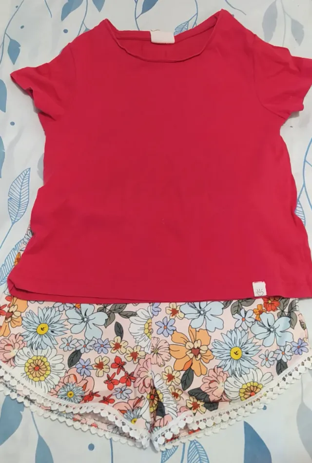 Camiseta básica y short floral T4