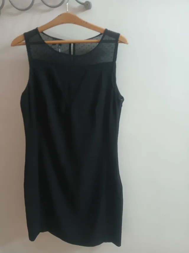Vestido negro con escote de tul