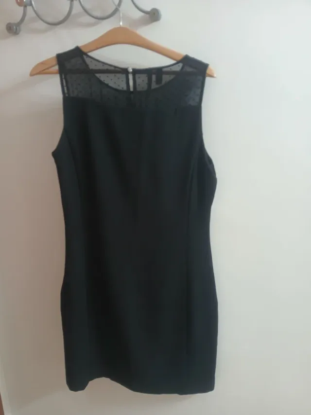 Vestido negro con escote de tul