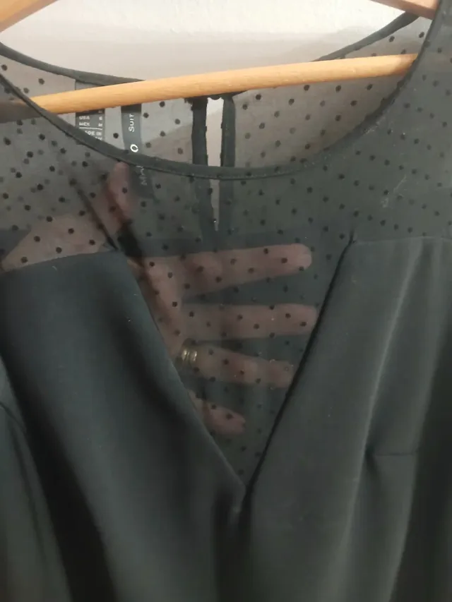 Vestido negro con escote de tul