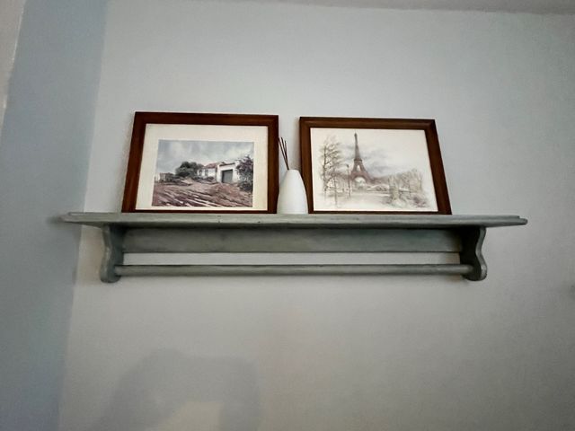 Estantería de madera con barra