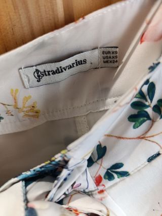 Falda corta Stradivarius floral XS