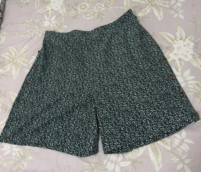 Short verde con botones