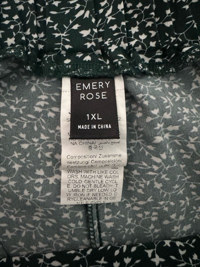 Short verde con botones