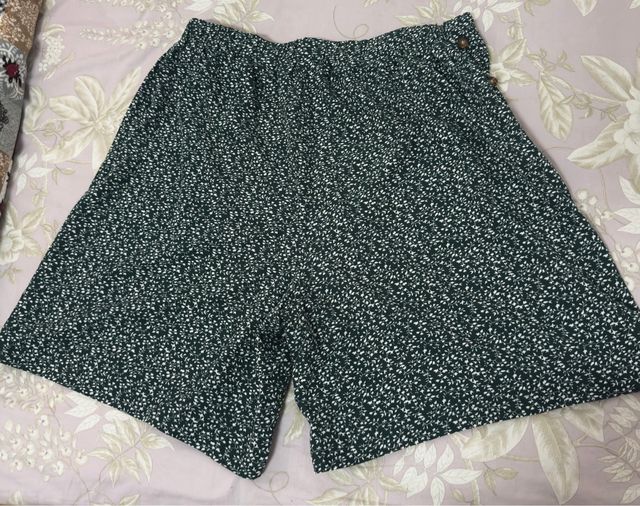 Short verde con botones