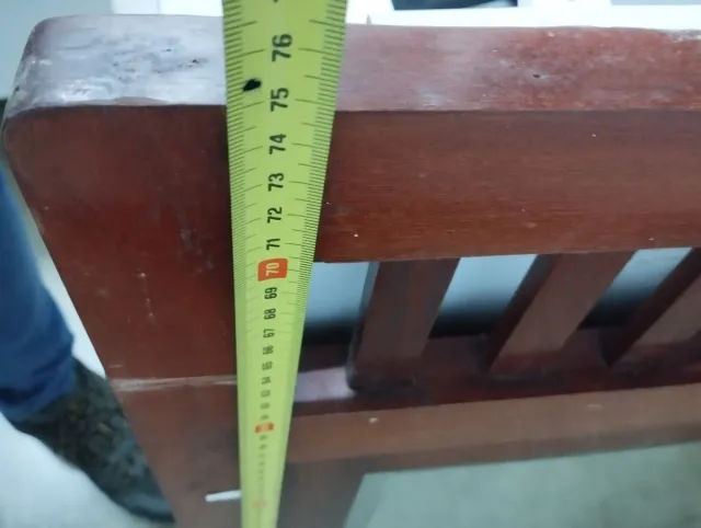 Espejo de madera marrón