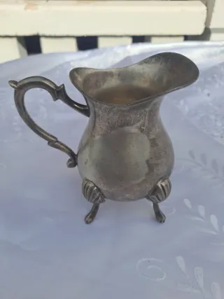 Jarra antigua decorativa pequeña