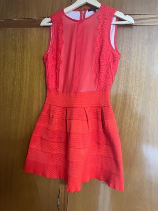 Vestido rojo con encaje y cremallera