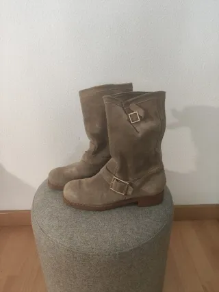 Botas Jimmy Choo ante mujer