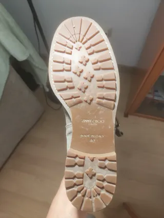 Botas Jimmy Choo ante mujer