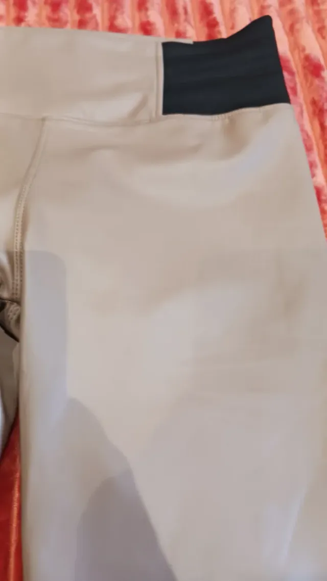 Leggings efecto piel beige y negro