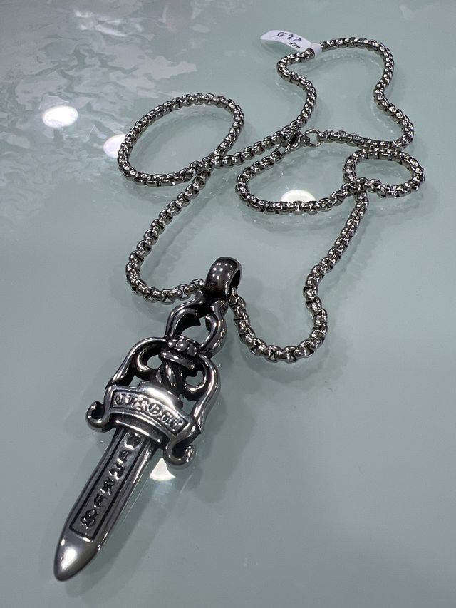 Catena in argento con pugnale cromato a forma di cuore