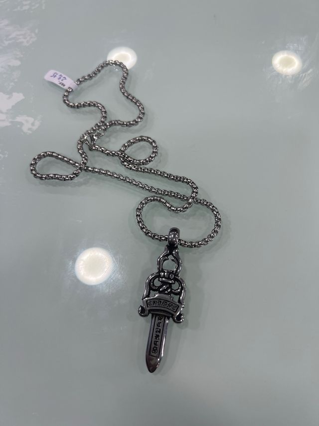 Catena in argento con pugnale cromato a forma di cuore