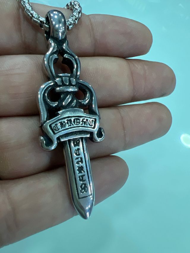 Catena in argento con pugnale cromato a forma di cuore