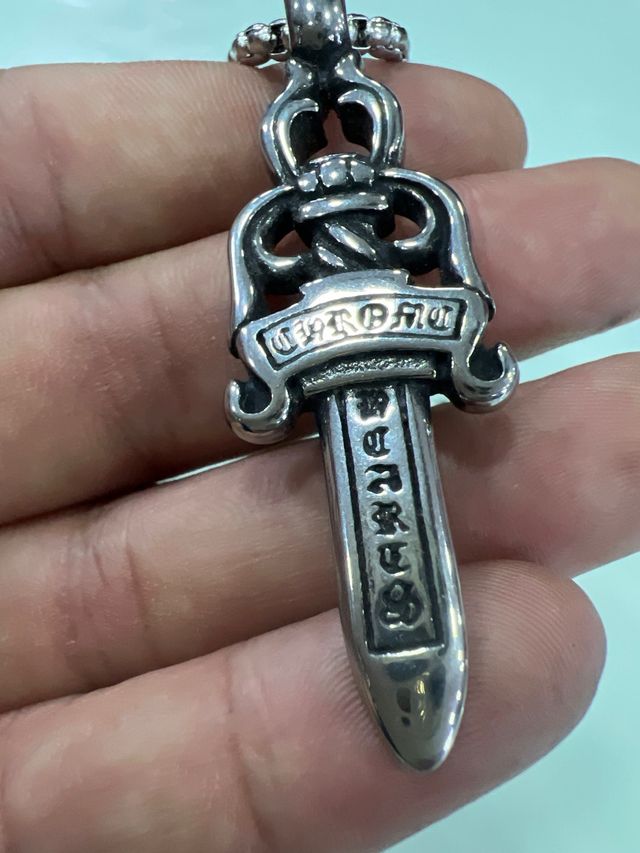 Catena in argento con pugnale cromato a forma di cuore