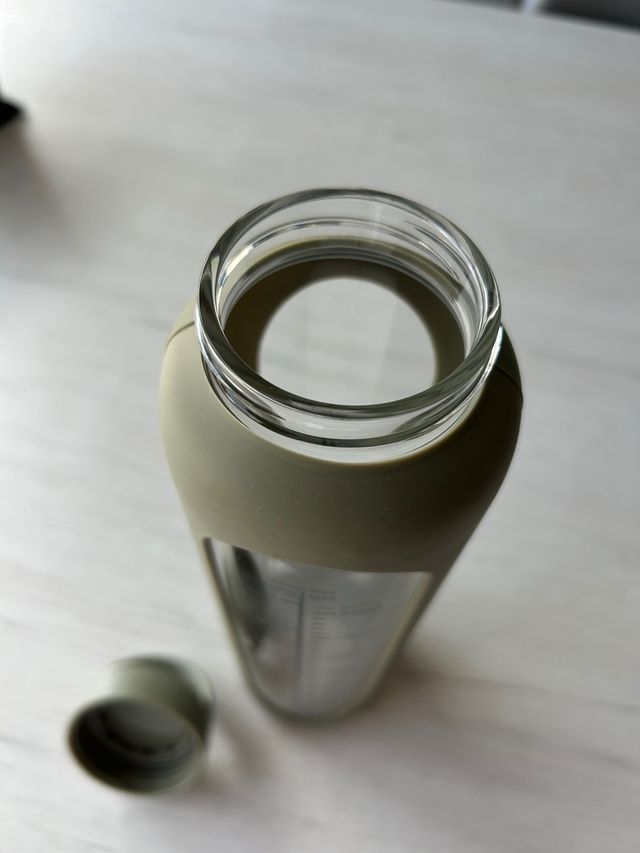 Botella de vidrio con funda de silicona