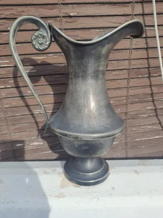 Jarra antigua de metal