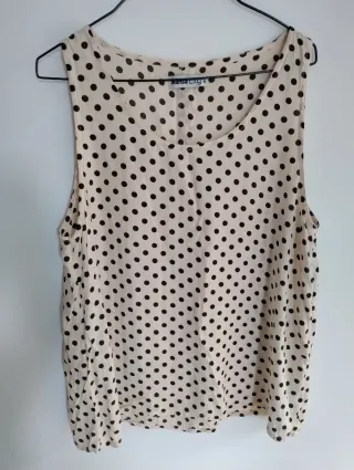 Camiseta sin mangas lunares