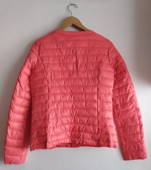 Cazadora acolchada fina color coral, Talla M
