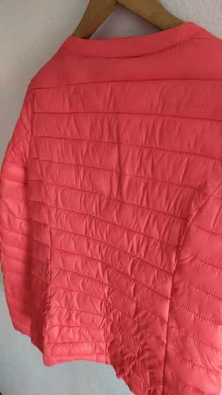 Cazadora acolchada fina color coral, Talla M