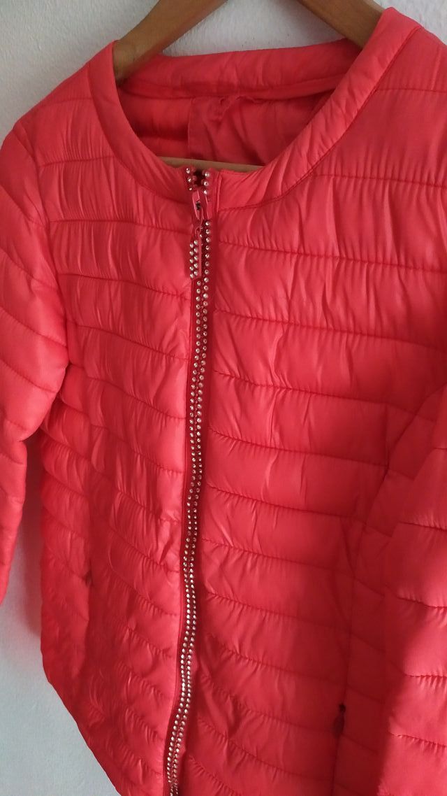 Cazadora acolchada fina color coral, Talla M