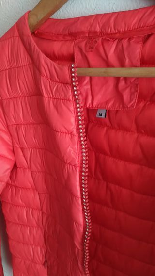 Cazadora acolchada fina color coral, Talla M