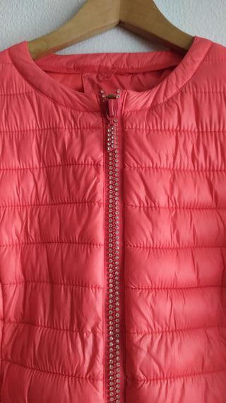 Cazadora acolchada fina color coral, Talla M